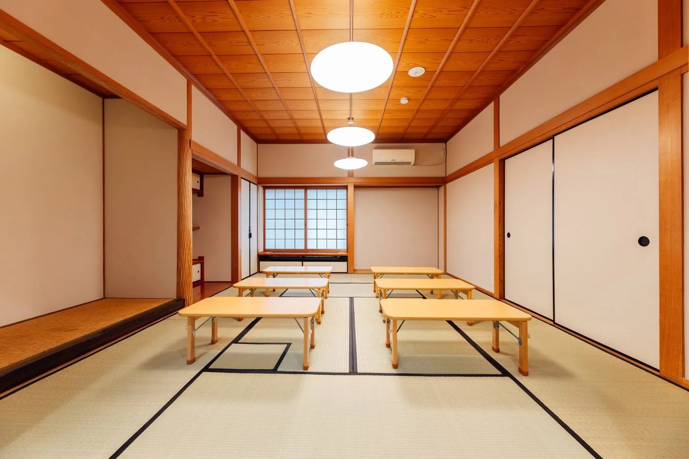 畳の学び場に並ぶ低い机。自分の目標に向かって学ぶ時間