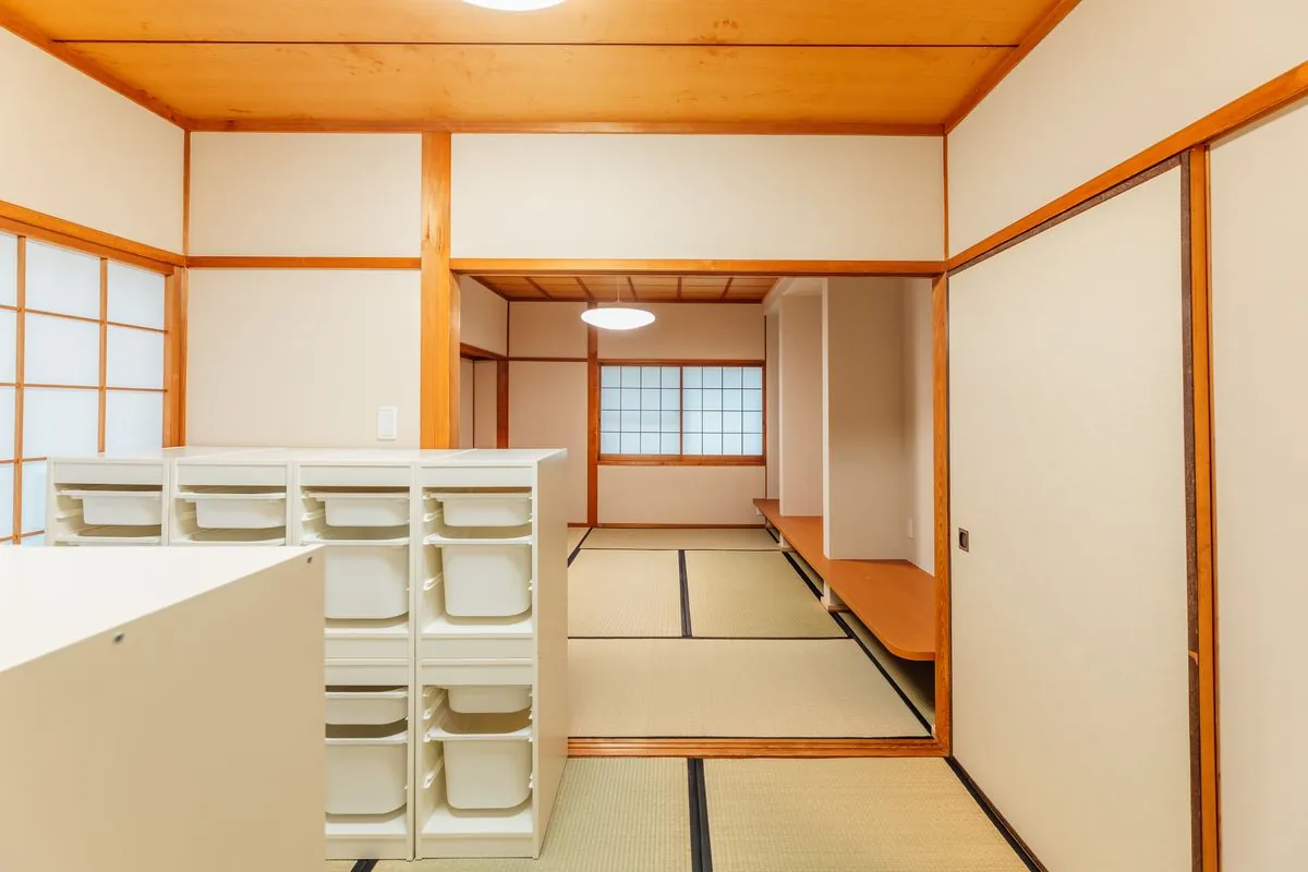 畳の部屋と白い収納棚
